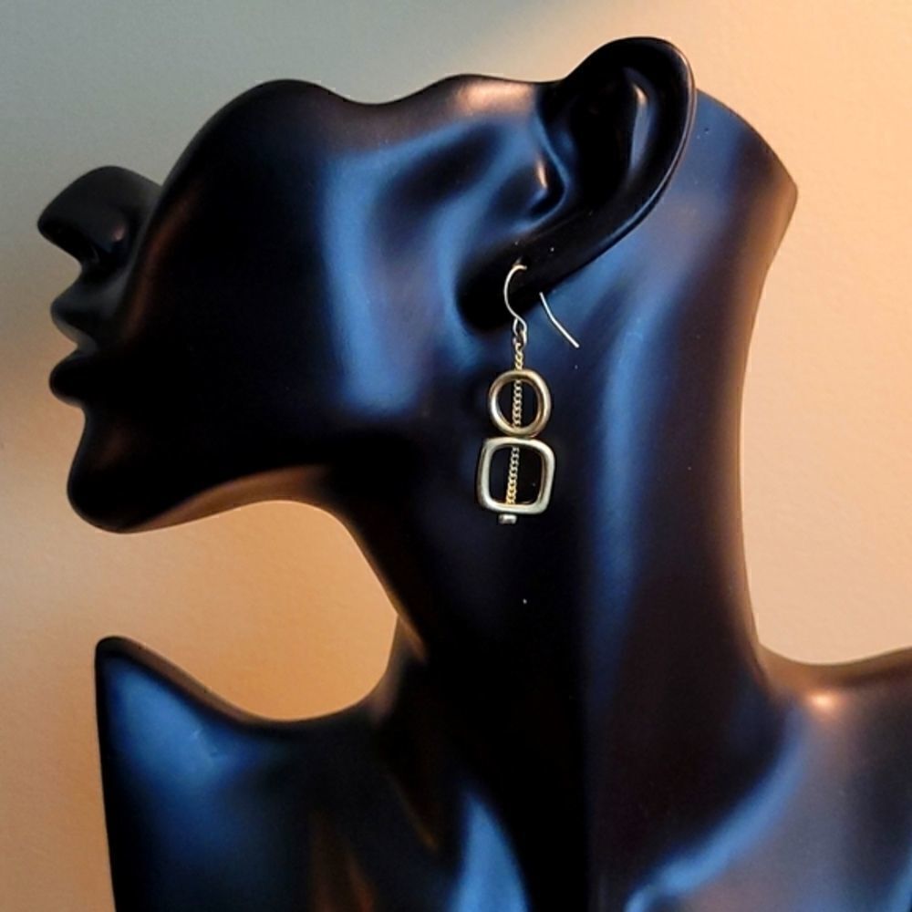 Silver tone fashion jewelry earring NWOT
